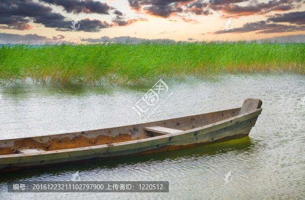 船在海岸對(duì)即將來臨的雷雨