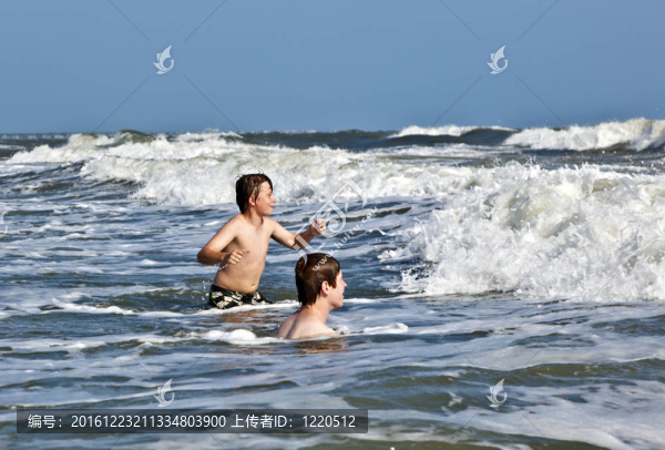 男孩享受美麗的海洋和海灘