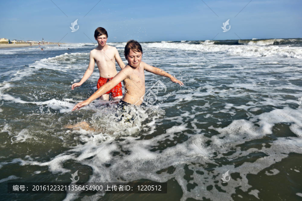 男孩享受美麗的海洋和海灘