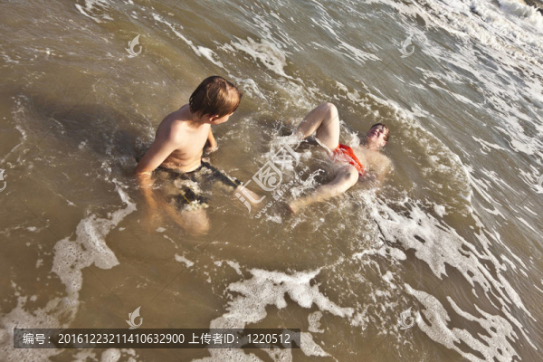 男孩享受美麗的海洋和海灘