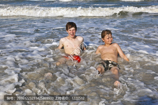 兄弟們在海浪中玩得開心