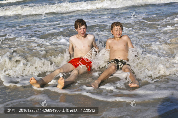 在美麗清澈的大海里玩耍的男孩
