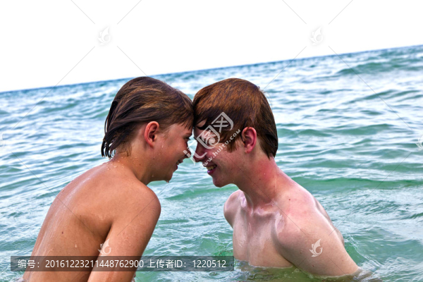 在清澈的大海中玩耍的男孩