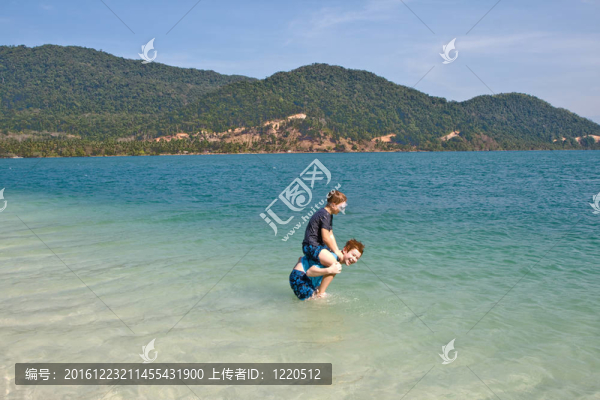 兄弟們在一個田園詩般的海灘上跳躍玩耍，在水中玩得很開心