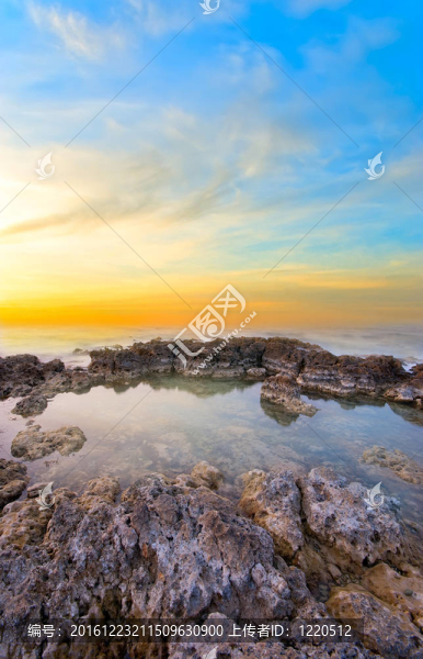 美麗；巖石背景上的柔和日落