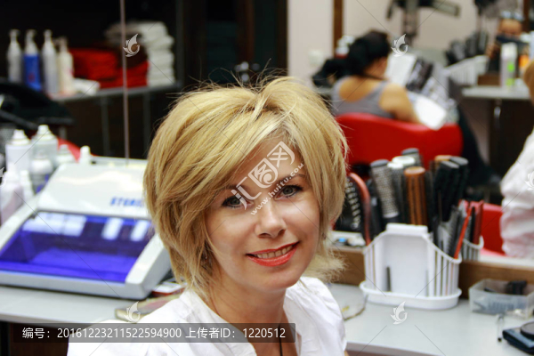 漂亮金發(fā)女人的畫像