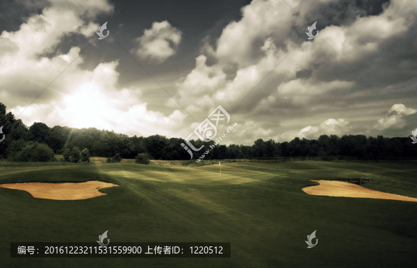 晚上在高爾夫球場(chǎng)