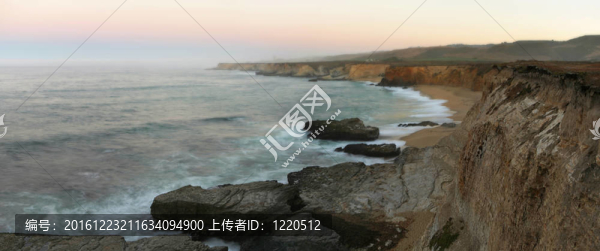 美麗的加利福尼亞懸崖；圣克魯斯附近；在平靜的霧日出