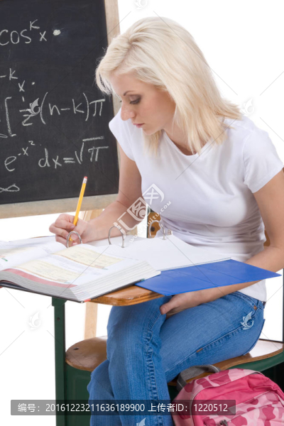 高加索大學女生學習數(shù)學考試