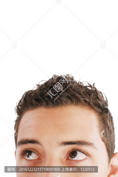 年輕時(shí)髦的商人抬頭。與白色背景隔離