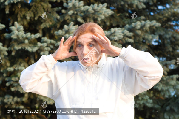 樹上的老年婦女