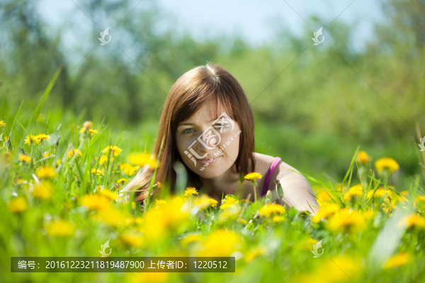 綠草如茵的女人