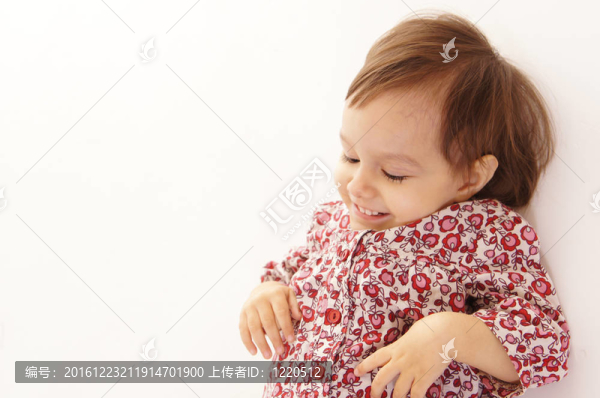 穿白色衣服的小女孩