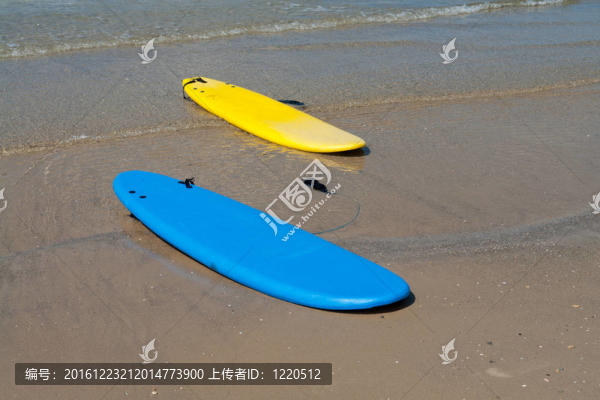 沙灘上沖浪板
