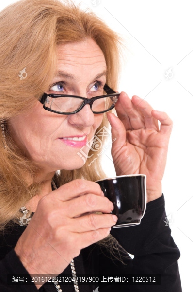 帶杯老年婦女