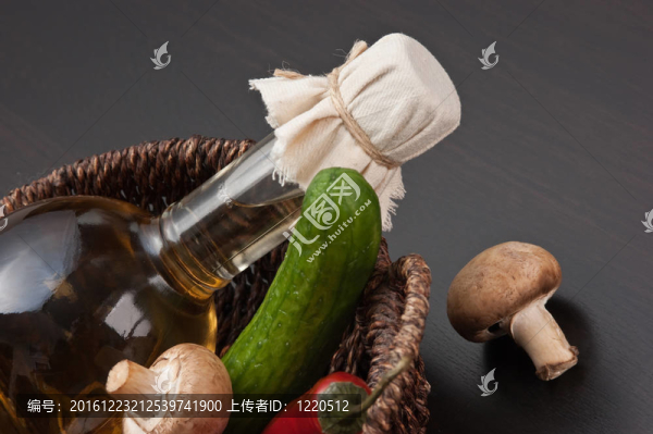 蔬菜和籃子用醋瓶