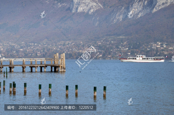 旅游船在阿訥西湖