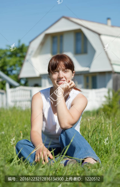 家門口草坪上的快樂女人