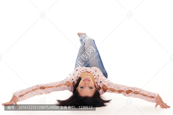 可愛的女孩說謊