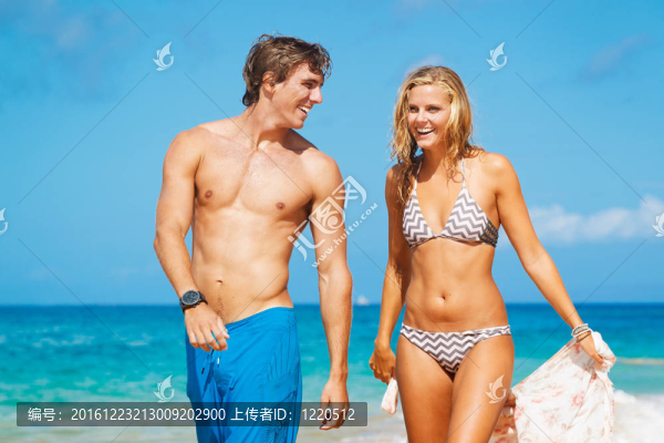 海灘上的情侶