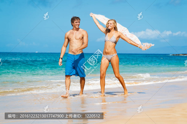 海灘上的情侶