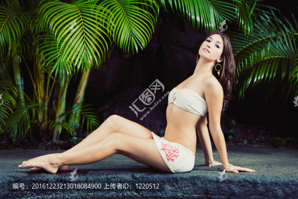 美麗的女孩在熱帶度假村放松