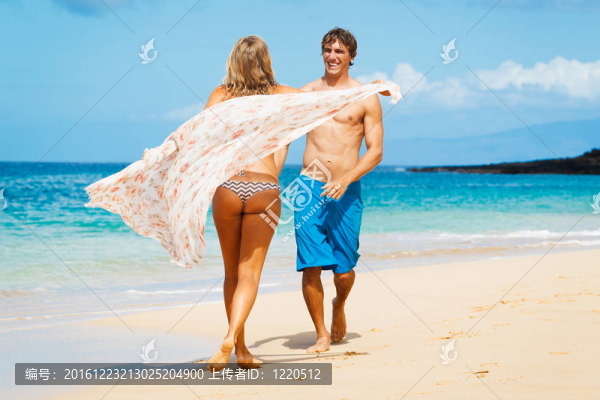 海灘上的情侶