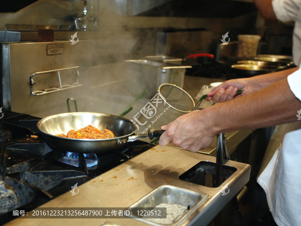 專業(yè)廚房：制作醬油