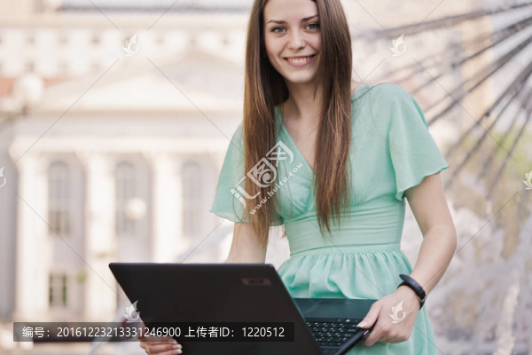 戶外筆記本電腦女孩