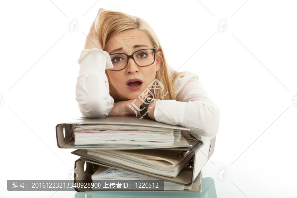 文件夾在辦公桌上的女商人在孤立在白色背景