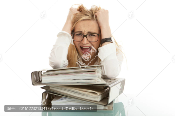 文件夾在辦公桌上的女商人在孤立在白色背景