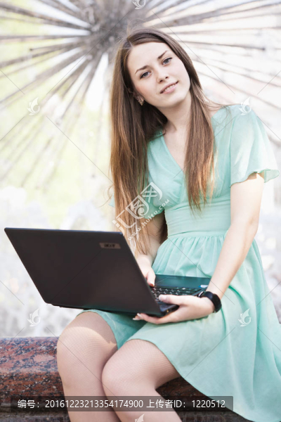 戶外筆記本電腦女孩