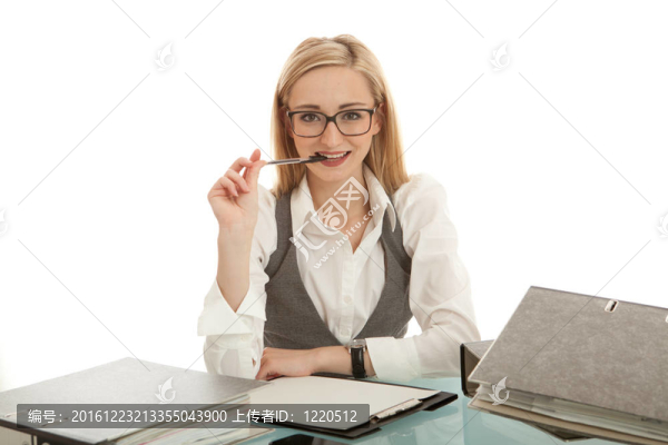 文件夾在辦公桌上的女商人在孤立在白色背景