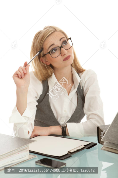 文件夾在辦公桌上的女商人在孤立在白色背景