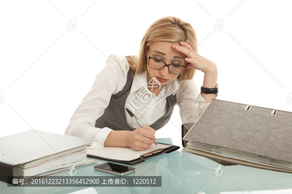 文件夾在辦公桌上的女商人在孤立在白色背景