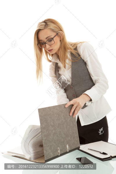 文件夾在辦公桌上的女商人在孤立在白色背景