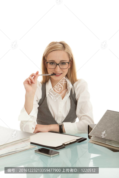 文件夾在辦公桌上的女商人在孤立在白色背景