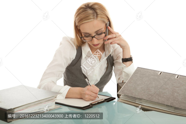文件夾在辦公桌上的女商人在孤立在白色背景