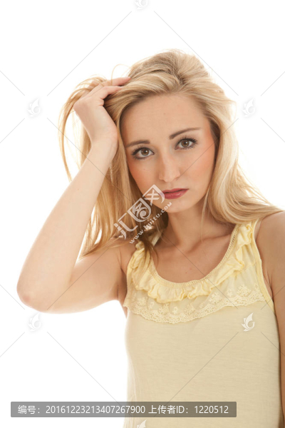 年輕漂亮的金發(fā)女人感情孤立在白色背景