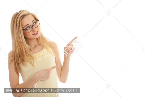 年輕漂亮的金發(fā)女人感情孤立在白色背景