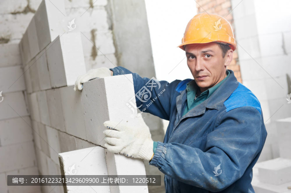 建筑工人砌磚梅森