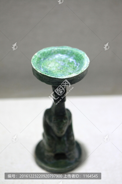 綠釉陶質(zhì)熊頂燈