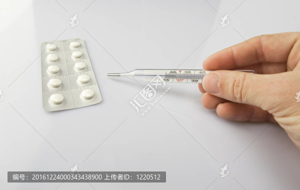 手；藥片和溫度計(jì)