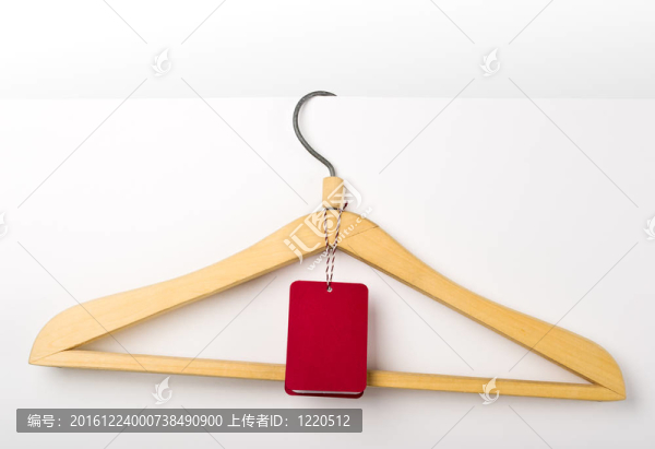 紅色標(biāo)簽和衣架