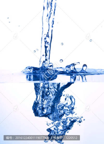 水spalsh在白色背景的照片