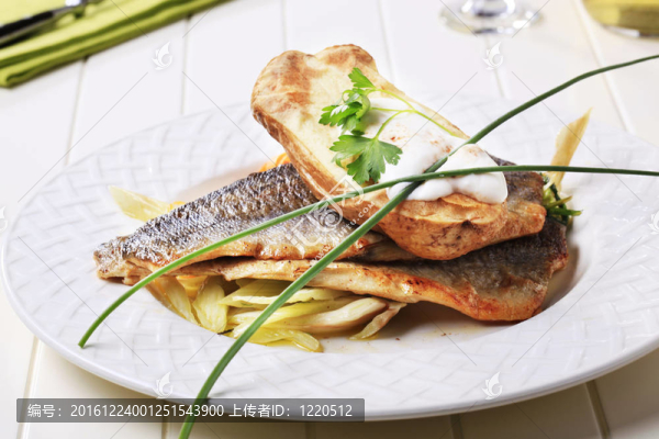 煎鮭魚魚片和焗馬鈴薯