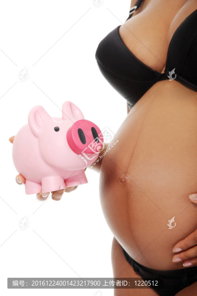 孕婦穿著黑色內(nèi)衣。