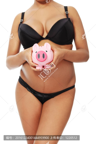 孕婦穿著黑色內(nèi)衣。