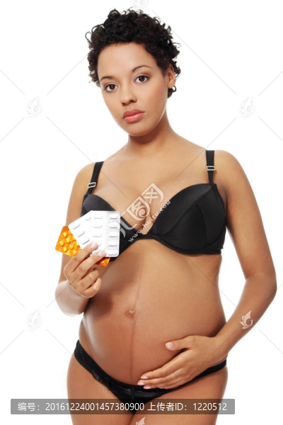孕婦穿著黑色內(nèi)衣。