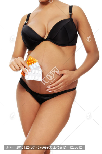 孕婦穿著黑色內衣。